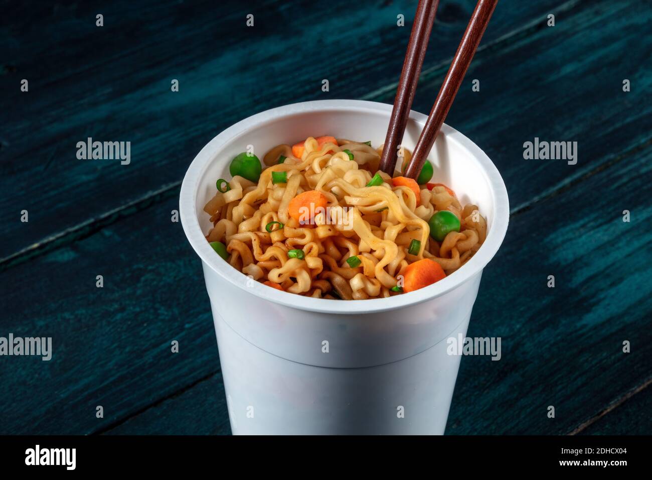 Coppa ramen. Tagliatelle istantanee con bastoncini Foto Stock