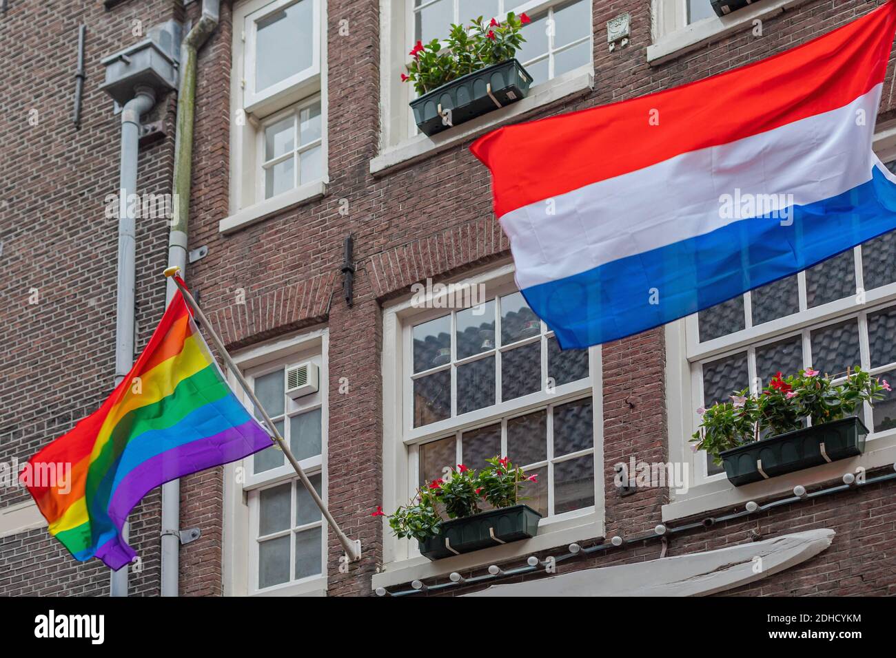 Olanda e Rainbow Pride Flags presso l'edificio di Amsterdam Foto Stock Olanda e Rainbow Pride Flags presso l'edificio di Amsterdam Foto Stock