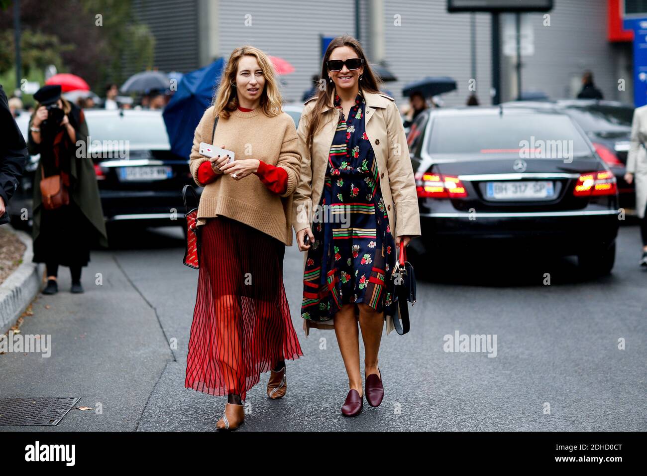 Street Style, Alexandra Golovanoff e Laure Heriard Dubreuil in arrivo a Balenciaga Primavera-Estate 2018 spettacolo tenuto a Docks de Paris, Saint-Denis, Francia, il 1 ottobre 2017. Foto di Marie-Paola Bertrand-Hillion/ABACAPRESS.COM Foto Stock