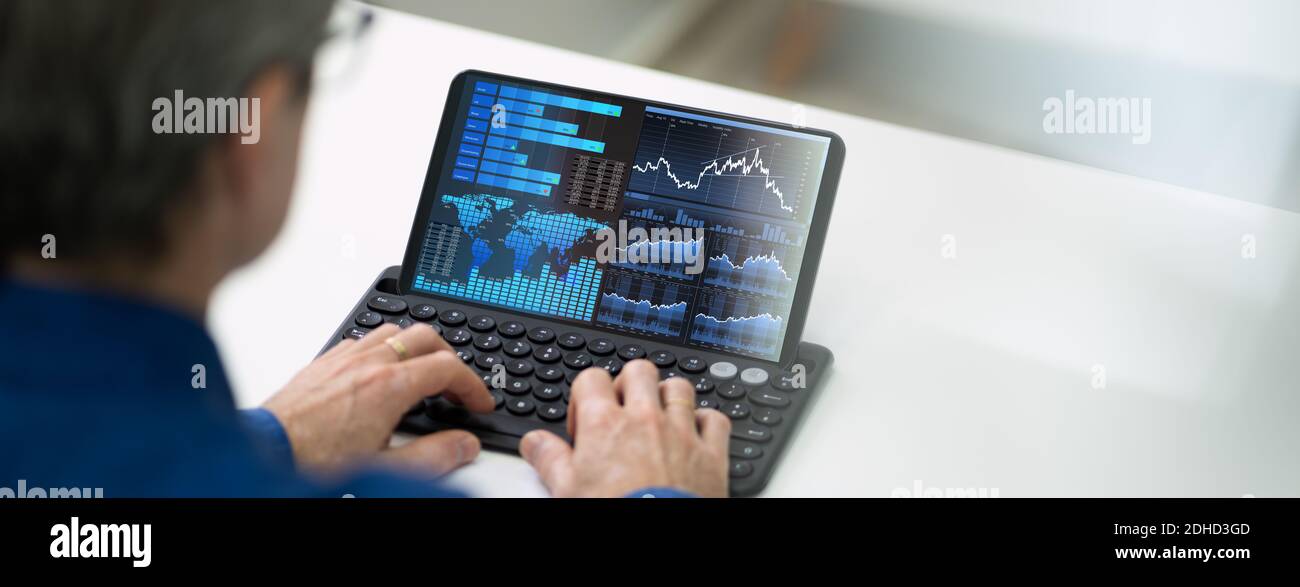 Consulente finanziario o investitore con grafico KPI su tablet Foto Stock