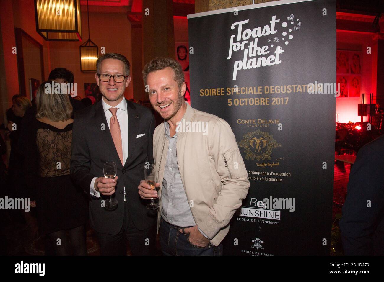 Exclusif - Gerald R.Krischek DG Hotel Prince de Galles et le chanteur Sinclair a la soiree speciale degustazione Champagne COMTE DELIVIE 'Toast for the planet' au Prince De Galles Hotel 05 ottobre 2017 a Parigi, Francia. Foto di Nasser Berzane/ABACAPRESS.COM Foto Stock