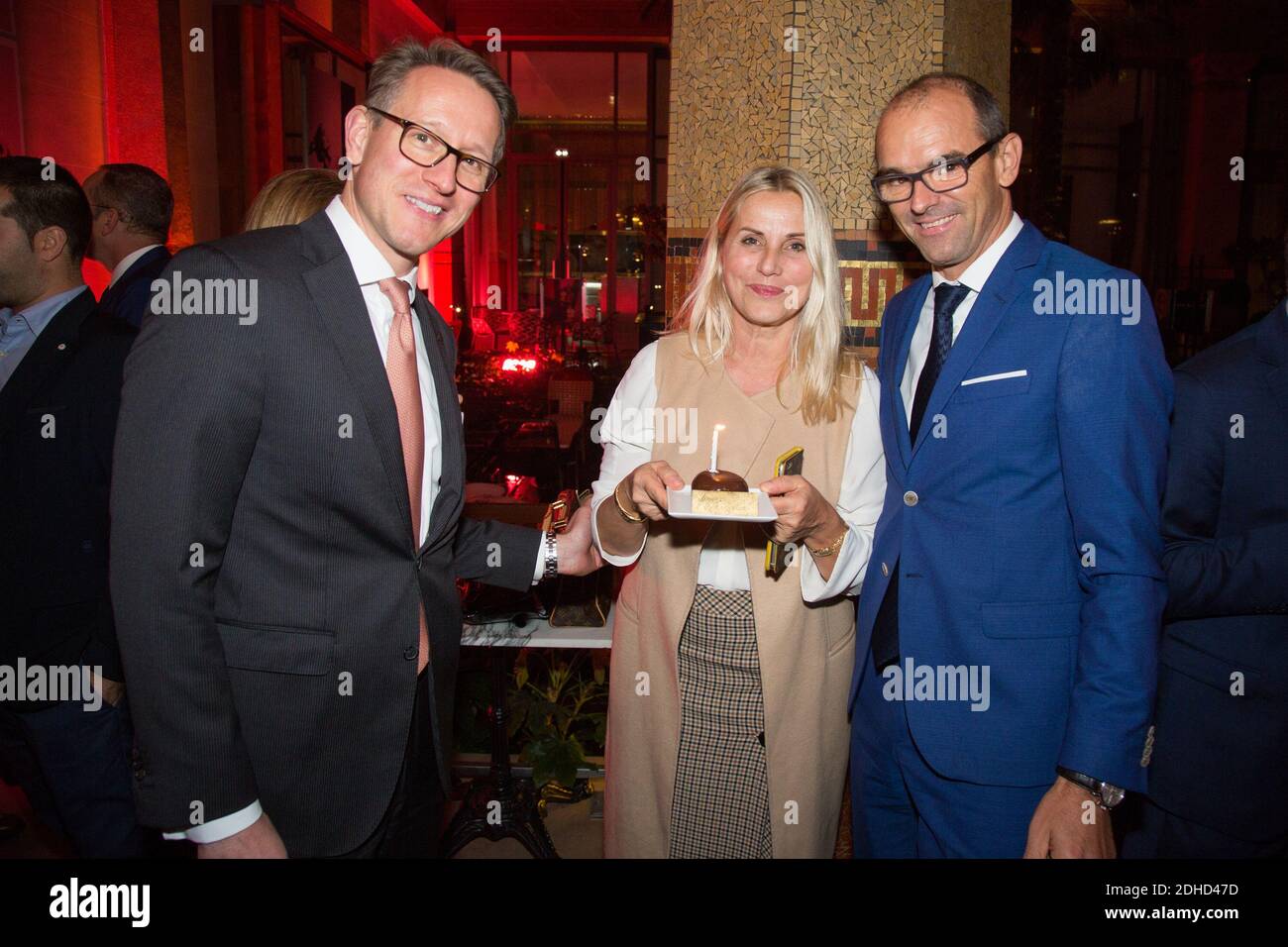 Exclusif - Sophie Favier fête son Anversaire entouree par Gerald R.Krischek DG Hotel Prince de Galles et son Adjoint Brice Delclos a la soiree speciale degustazione Champagne COMTE DELIVIE 'Toast for the planeta' au Prince De Galles Hotel 05 ottobre 2017 a Parigi, Francia. Foto di Nasser Berzane/ABACAPRESS.COM Foto Stock