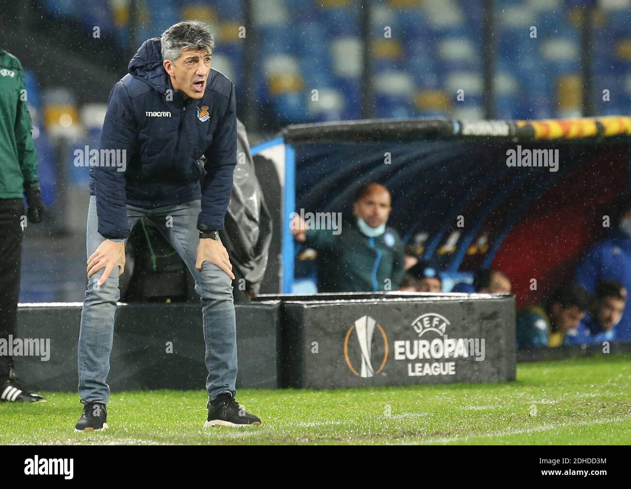 Napoli, Italia. 10 dicembre 2020. Imanol Alguacil, allenatore spagnolo di Real Sociedad, esegue gesti durante la partita di calcio del Gruppo F della UEFA Europa League SSC Napoli vs Real Sociedad de Futbol. Napoli e Real Sociedad hanno disegnato 1-1. Credit: Agenzia fotografica indipendente/Alamy Live News Foto Stock