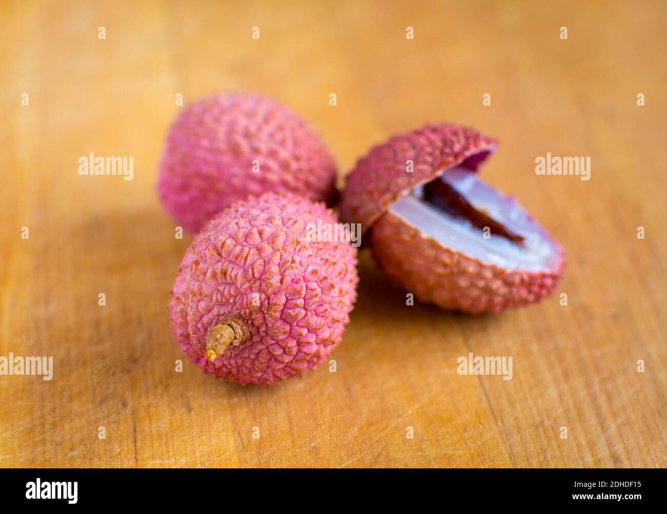 Il Lychee su un tavolo di legno. Foto Stock