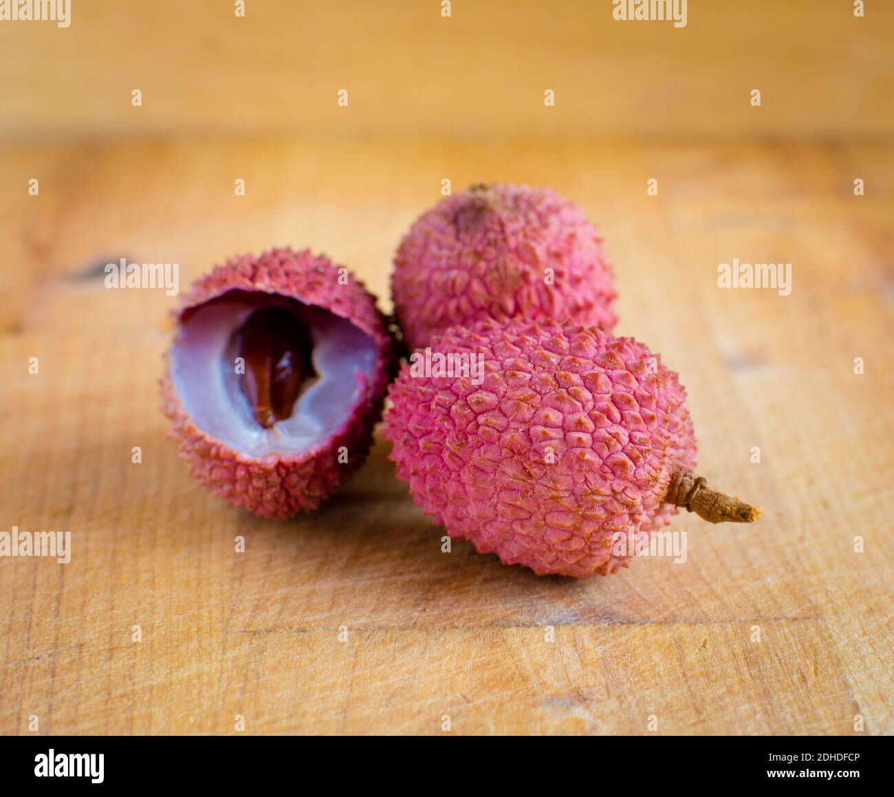 Il Lychee su un tavolo di legno. Foto Stock
