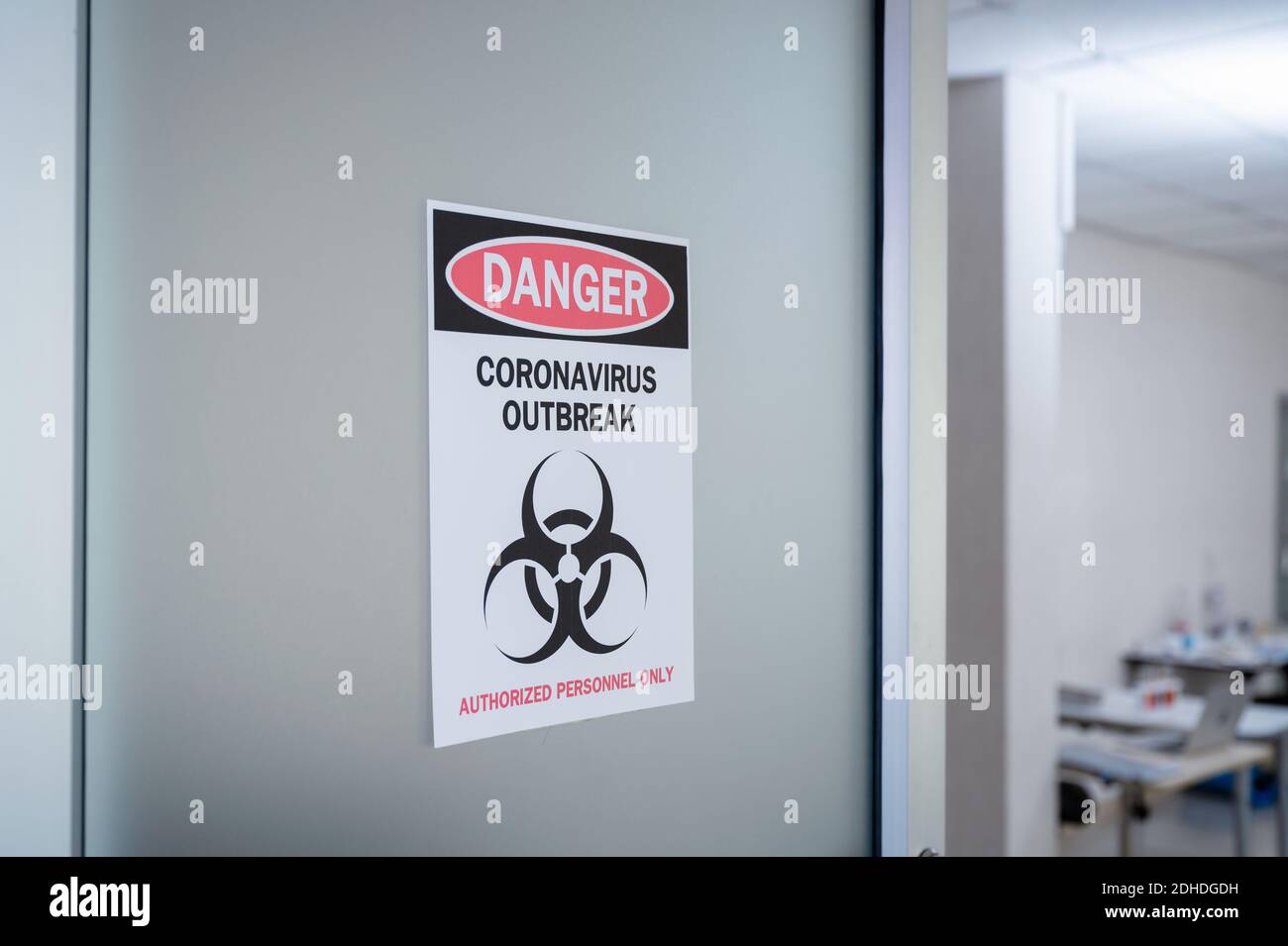 Avviso di avviso sulla porta di pericolo focolaio di coronavirus con simbolo di rischio biologico e solo personale autorizzato Foto Stock