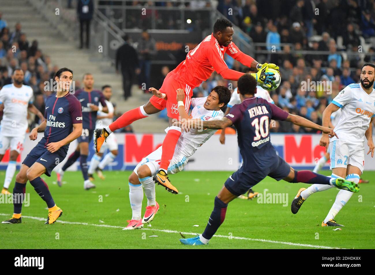 OM's Steve Mandanda durante la Ligue 1 Olympique de Marseille (OM) contro Paris Saint-Germain (PSG) il 22 ottobre 2017, al Velodrome Stadium di Marsiglia, Francia. Il gioco si è concluso in un pareggio di 2-2. Foto di Christian Liegi/ABACAPRESS.COM Foto Stock