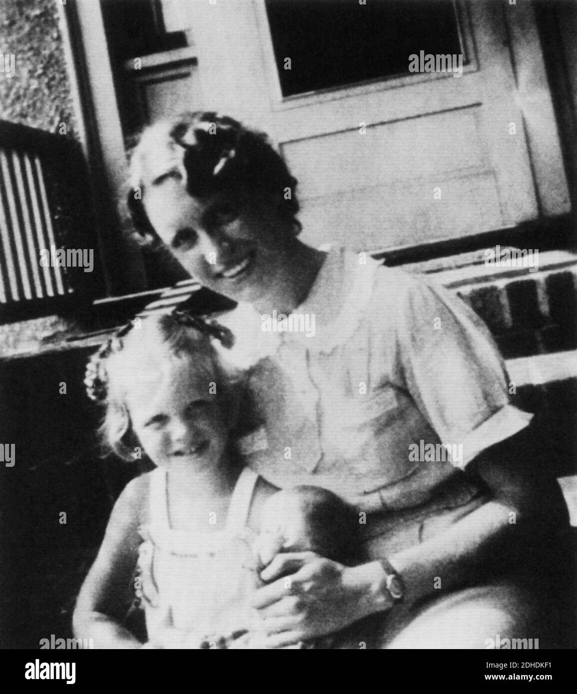 1937, agosto, Winthrop, Mass., U.S.A.: La celebrata donna poeta americana SYLVIA PLATH (Boston 1932 - Londra 1963 ), moglie del poeta Ted hughes, Quando era un bambino con la madre Aurelia Schober Plath - POESIA - POESIA - POETESSA - POETA - sorriso - sorriso - suicidio - suicidio - suicida - ritutrice - scrittore - letteratura - letterato - madre figuria - mamma - personalità quando era bambino - personalità da giovani bambini bambino da piccolo da piccoli --- Archivio GBB Foto Stock