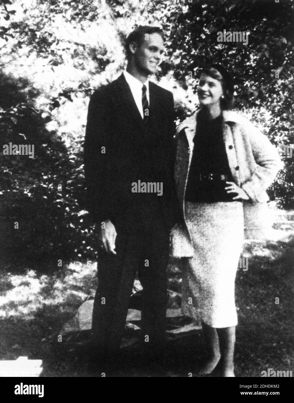 1955, settembre, Wellesley, Massachusetts, Stati Uniti: La celebrata poetessa americana SYLVIA PLATH (Boston 1932 - Londra 1963 ), moglie del poeta Ted hughes, Con il fratello Warren quando era una giovane giornalista - POESIA - POESIA - POETESSA - POETA - suicidio - suicidio - suicida - ritutrice - scrittore - letteratura - letteratura - letterato - personalità quando era giovane - personalità da giovani giovane - ritratto - ritratto -- - Archivio GBB Foto Stock