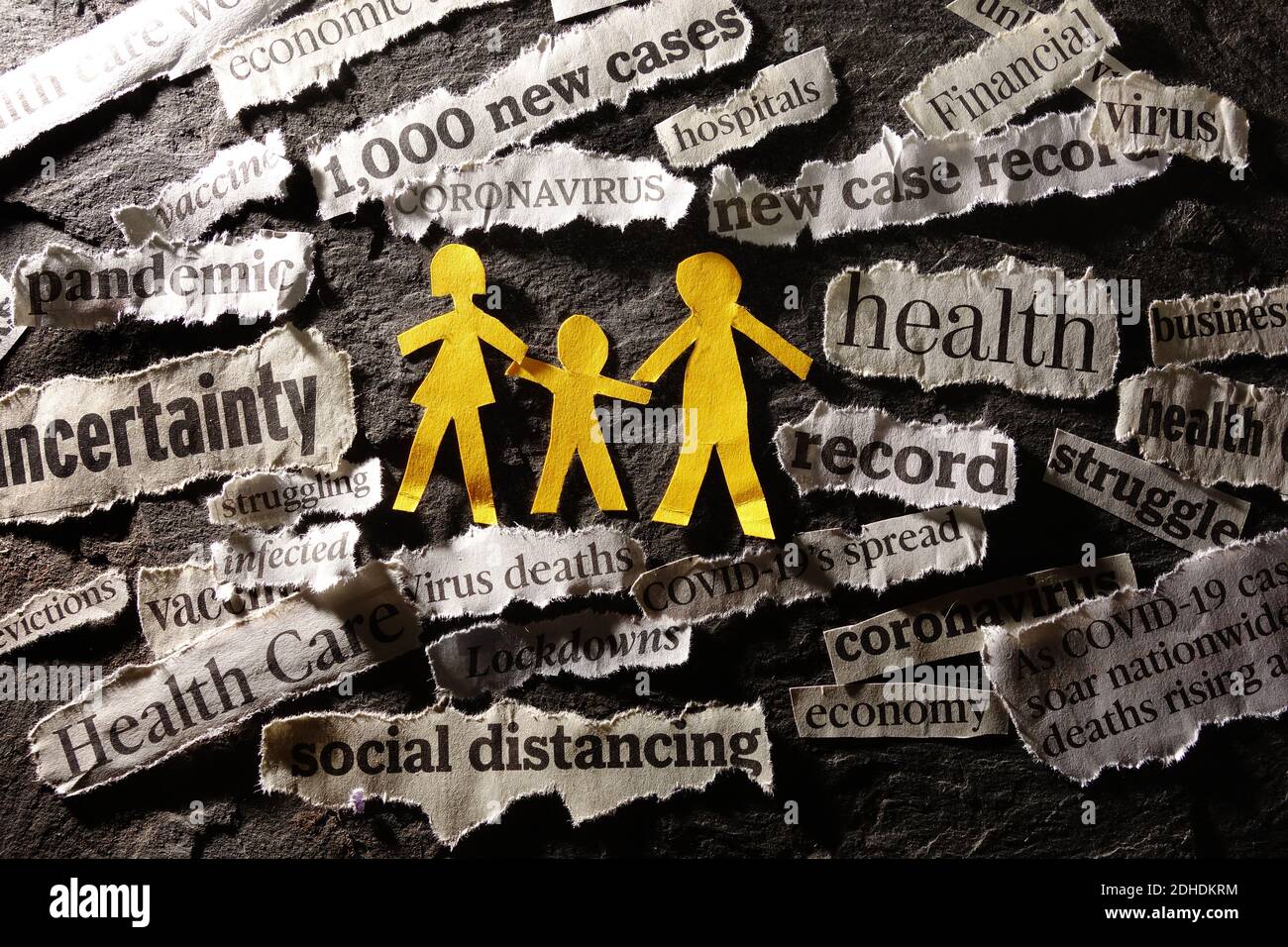 I titoli di notizie della famiglia della carta e del Coronavirus Foto Stock