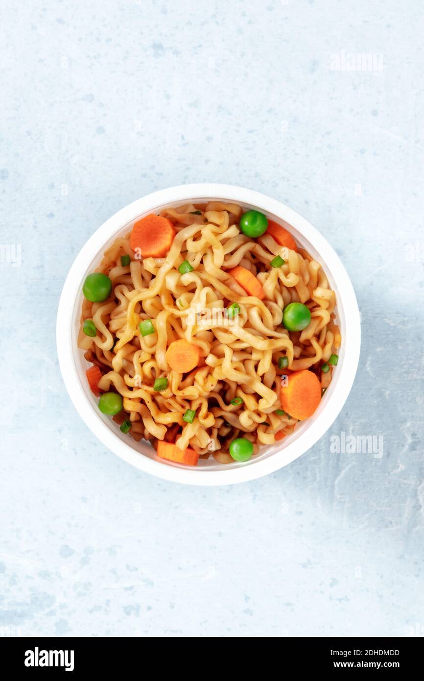 Tazza di ramen con verdure, colpo d'asta Foto Stock