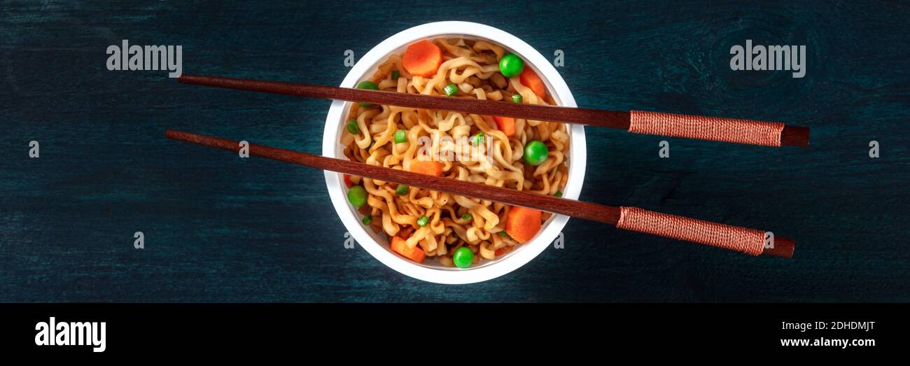 Panorama dei tagliatelle. Tazza ramen con bacchette, colpo d'asta Foto Stock