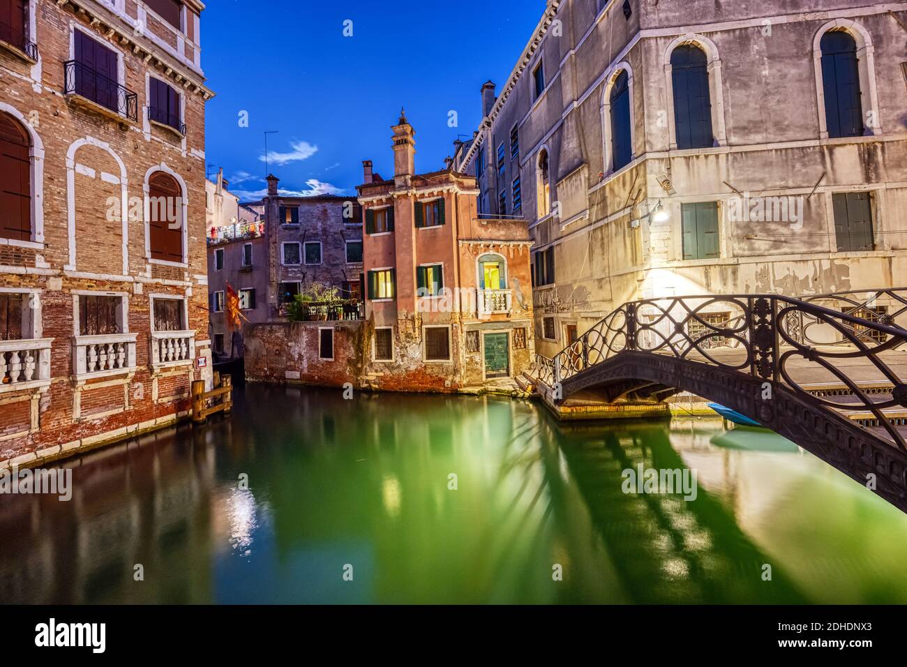 Canale nel centro storico di Venezia di notte Foto Stock