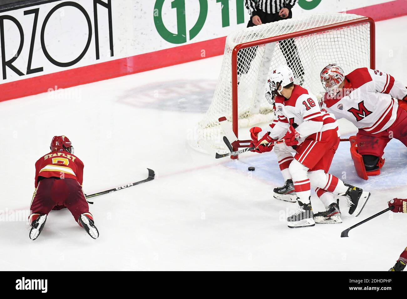 10 dicembre 2020 Denver Pioneers Forward Brett Stapley (7) ha sparato un puck che ha trovato la relativa strada all'obiettivo durante una partita di hockey degli uomini di NCAA D1 fra i pioneers dell'università di Denver e i Redhawks dell'università di Miami all'arena di Baxter in Omaha NE, sede della NCHC ''Pod'', dove le prime 38 partite della National Collegiate Hockey Conference vengono giocate in condizioni sicure per proteggersi dal Covid-19. Denver porta 3-1 dopo 2 periodi. Foto di Russell Hons/CSM Foto Stock