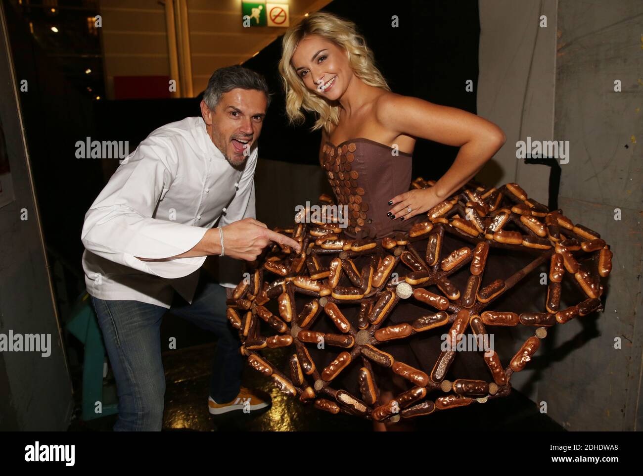 Christophe Adam et Priscilla Betti backstage lors du defile d’ouverture du 23e Salon du Chocolat a la Porte de Versailles a Parigi, Francia, le 27 ottobre 2017. Foto di Jerome Domine/ABACAPRESS.COM Foto Stock