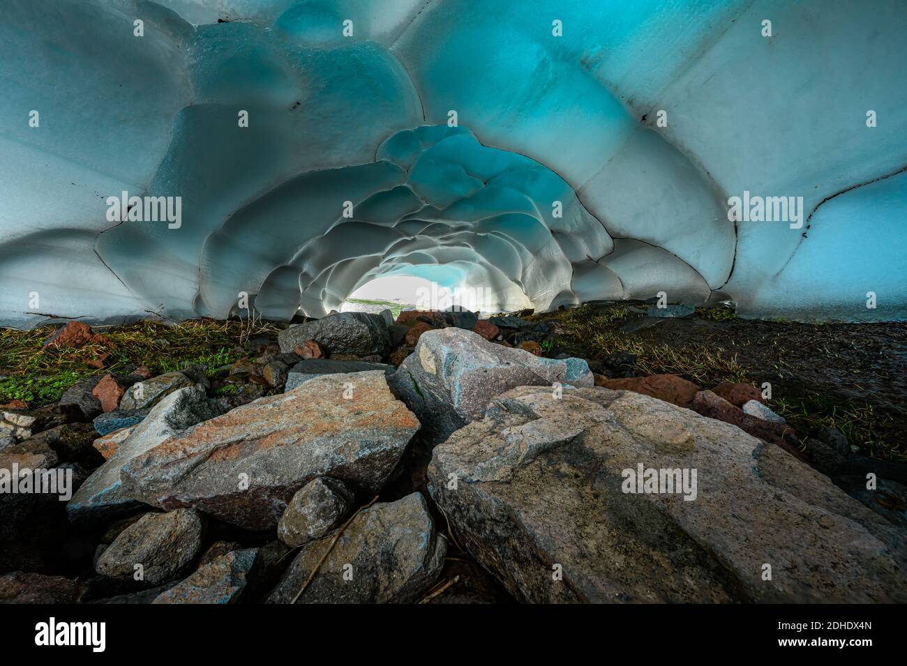 Rocce esposte sotto la Grotta di ghiaccio nel Parco Nazionale del Monte Rainier Foto Stock