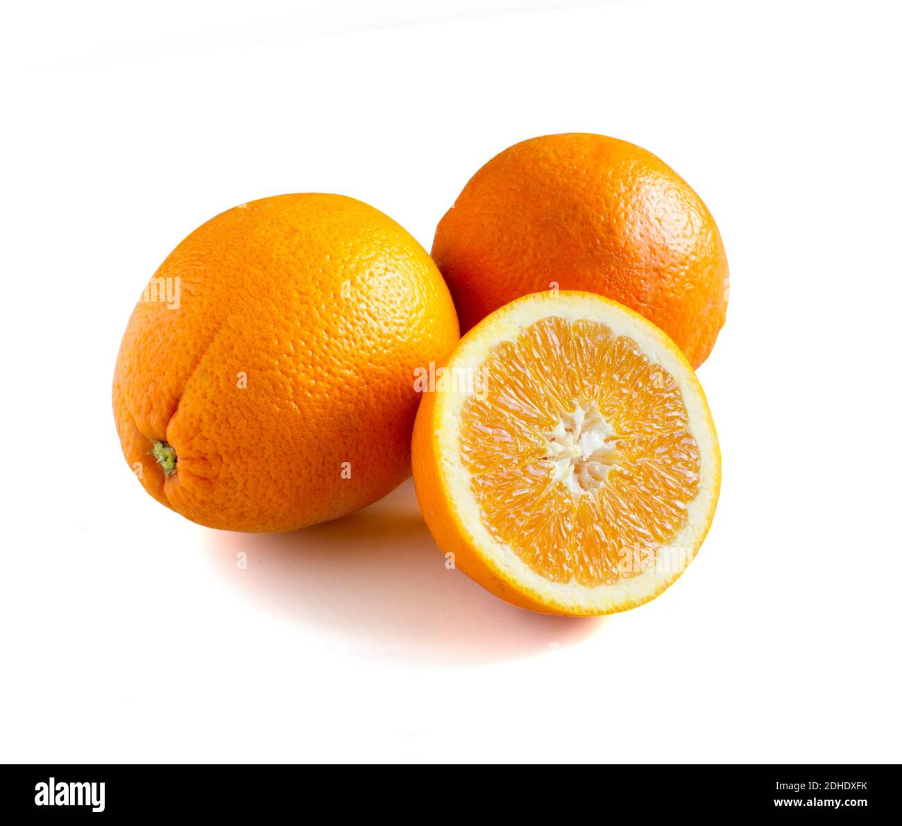 Arancio fresco tagliato a metà Foto Stock