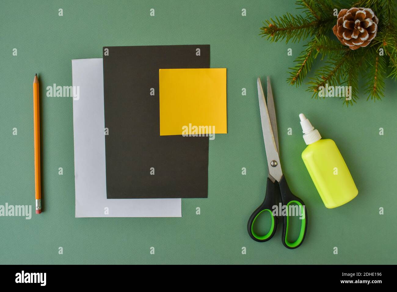 Artigianato della carta per preschoolers. Lavoro al bisogno con i bambini Foto Stock