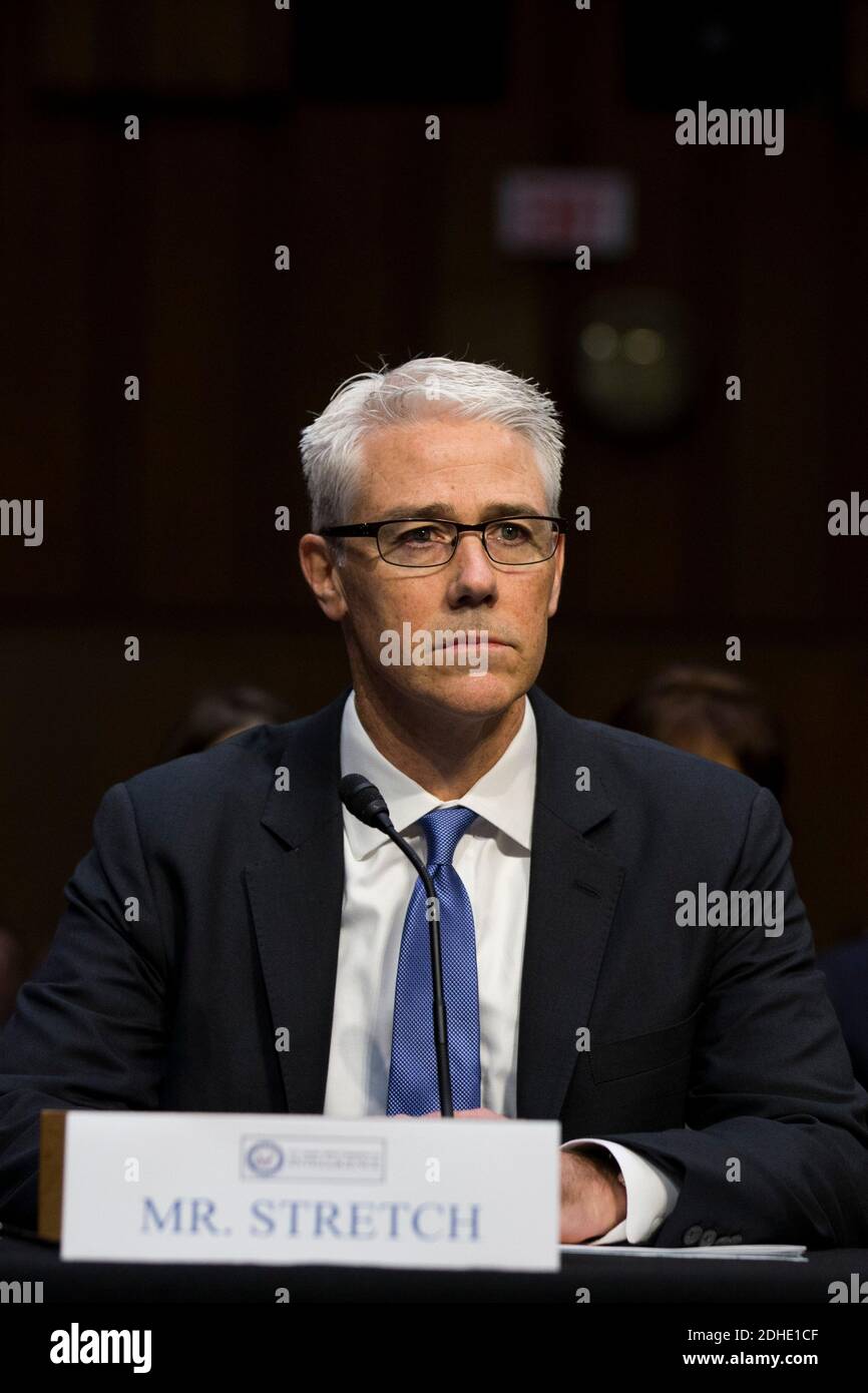 Facebook General Counsel Colin Stretch come egli testimonia prima del Senato degli Stati Uniti d'America Intelligence Committee durante un'audizione per esaminare l'influenza dei social media nelle elezioni del 2016 Stati Uniti su Capitol Hill a Washington, DC, USA, il 1 novembre 2017. Foto di Alex Edelman/CNP/ABACAPRESS.COM Foto Stock