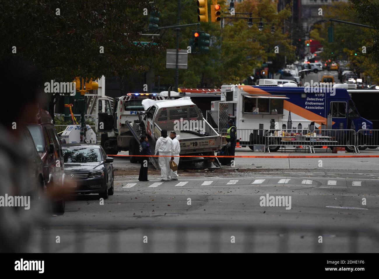 Il veicolo in crash utilizzato in quello che viene descritto come un attacco terroristico viene allontanato dalla scena a Lower Manhattan il giorno dopo l'evento il 1 novembre 2017 a New York City. Otto persone sono state uccise e 12 sono state ferite il martedì pomeriggio, quando Sayfullo Saipov, 29 anni, sospettato di aver guidato intenzionalmente un camion su una pista ciclabile a Lower Manhattan. Foto di ABACAPRESS.COM Foto Stock