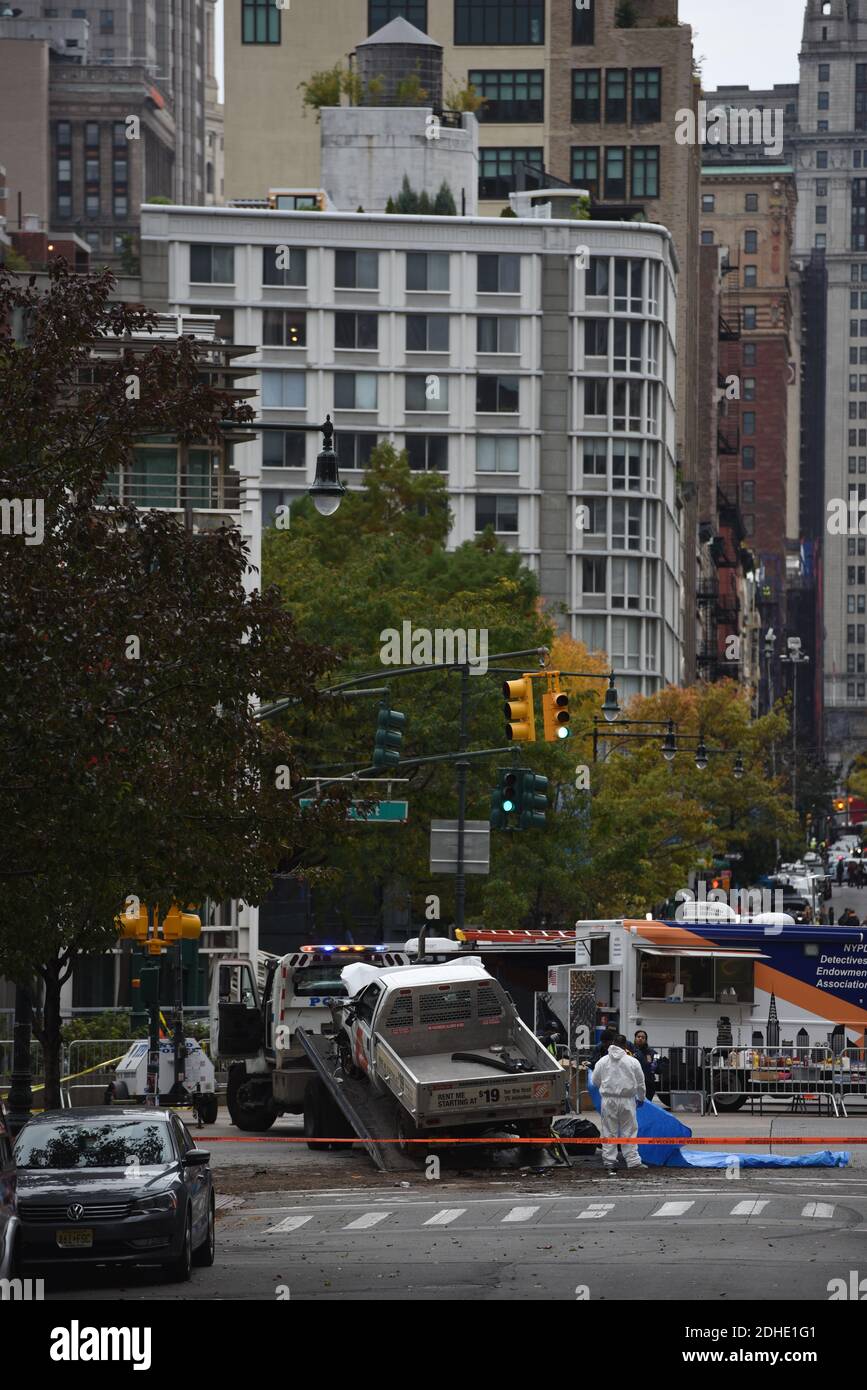 Il veicolo in crash utilizzato in quello che viene descritto come un attacco terroristico viene allontanato dalla scena a Lower Manhattan il giorno dopo l'evento il 1 novembre 2017 a New York City. Otto persone sono state uccise e 12 sono state ferite il martedì pomeriggio, quando Sayfullo Saipov, 29 anni, sospettato di aver guidato intenzionalmente un camion su una pista ciclabile a Lower Manhattan. Foto di ABACAPRESS.COM Foto Stock