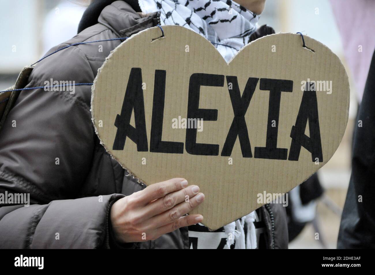 Mentre la famiglia di Alexia Daval, lo jogger di 29 anni il cui corpo bruciato è stato trovato sabato scorso in Haute-Saône, ha annunciato una passeggiata bianca la domenica per le strade di Gray, persone anonime a sua volta hanno deciso di lanciare un tributo speciale alla giovane donna. L'iniziativa, lanciata dalle donne sulle reti sociali, ha proposto questo sabato uno jogging di solidarietà a Parigi. Rendere omaggio a 'Alexia Daval, ma anche a tutti i joggers che sono stati vittime di orribili aggressioni e più in generale a tutte le donne che sono state vittime di tali aggressioni?. Dal 2007, otto donne sono state uccise mentre jogging da allora Foto Stock