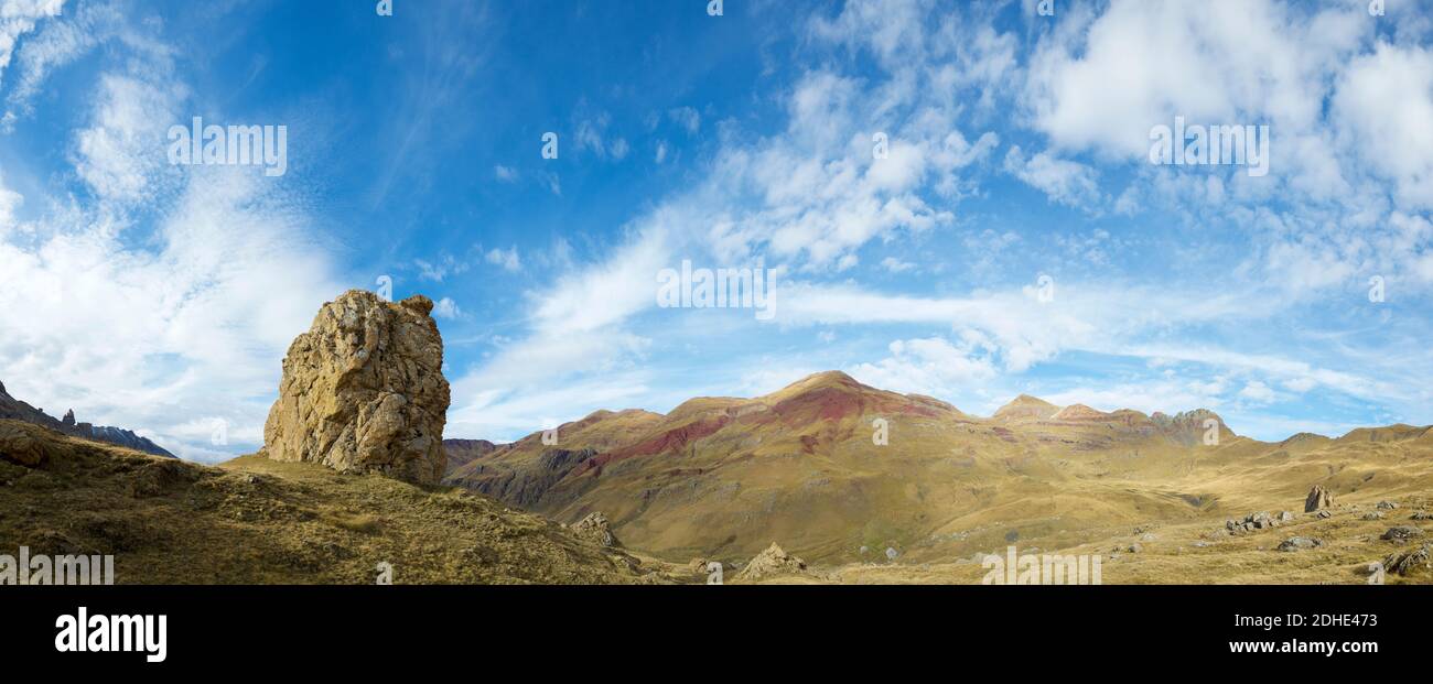 Vista panoramica sulla valle di Izas, la valle di Canfranc nei Pirenei, Spagna. Foto Stock