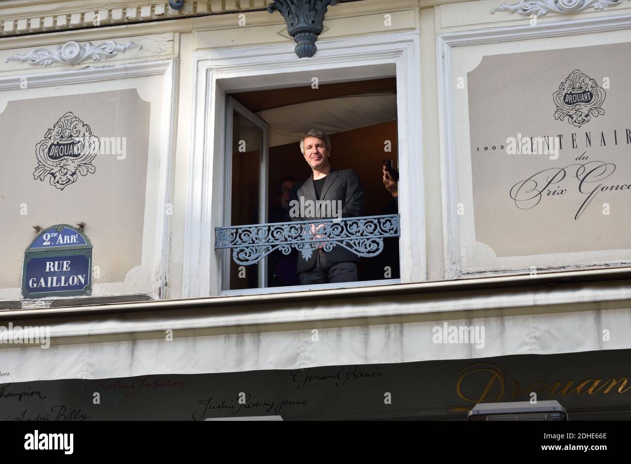 Lo scrittore francese Eric Vuillard pone dopo essere stato premiato con il Prix Goncourt per il suo libro 'l'Ordre du Jour' al ristorante Drouant a Parigi, Francia il 6 novembre 2017. Foto di Alban Wyters/ABACAPRESS.COM Foto Stock