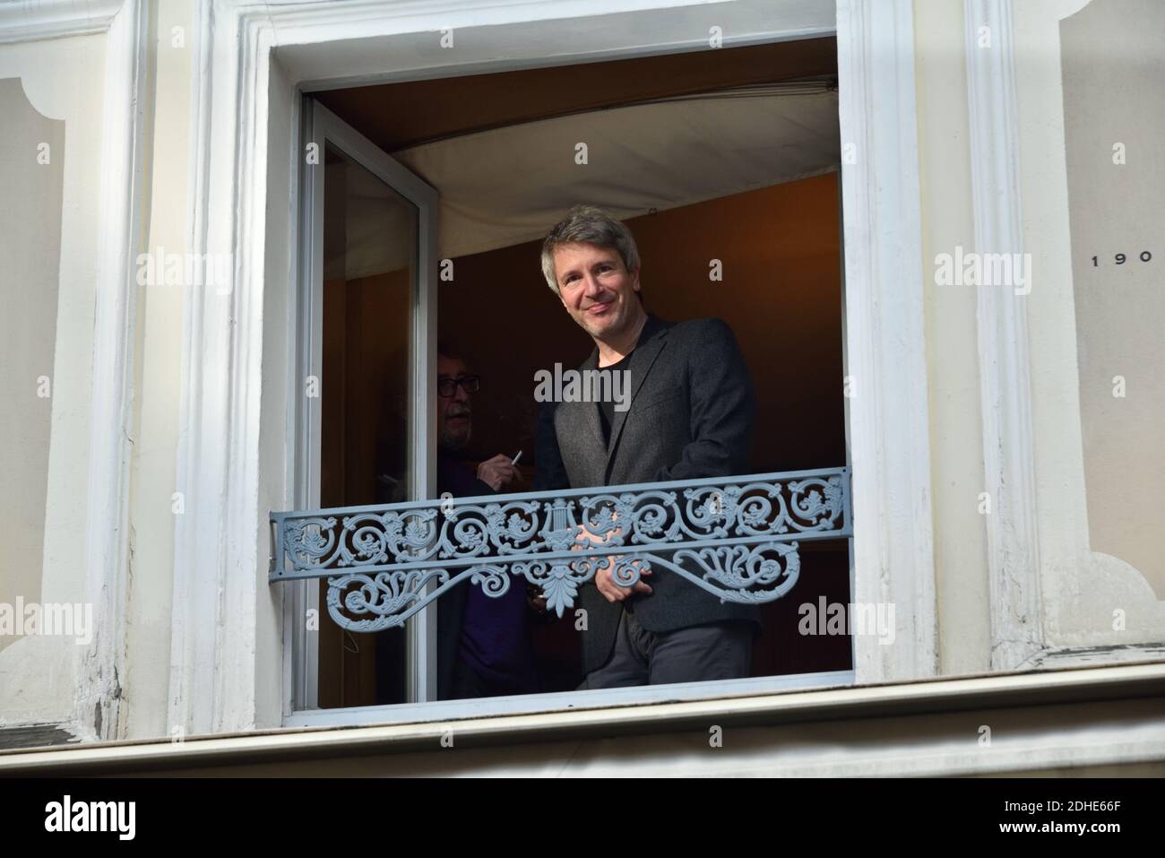 Lo scrittore francese Eric Vuillard pone dopo essere stato premiato con il Prix Goncourt per il suo libro 'l'Ordre du Jour' al ristorante Drouant a Parigi, Francia il 6 novembre 2017. Foto di Alban Wyters/ABACAPRESS.COM Foto Stock