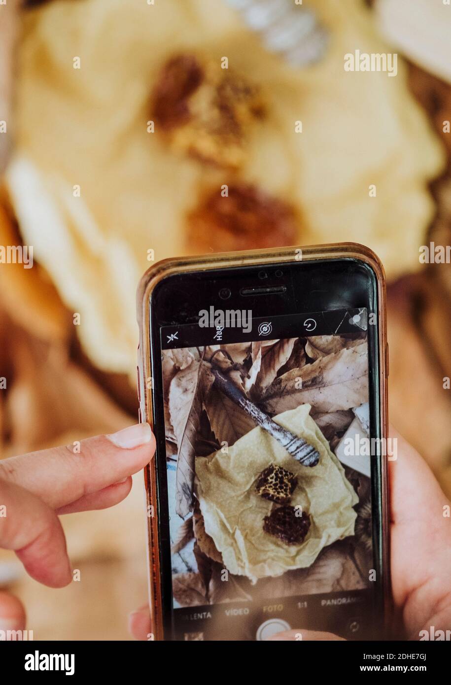 Foto con il telefono di una foto ancora da vivere Foto Stock