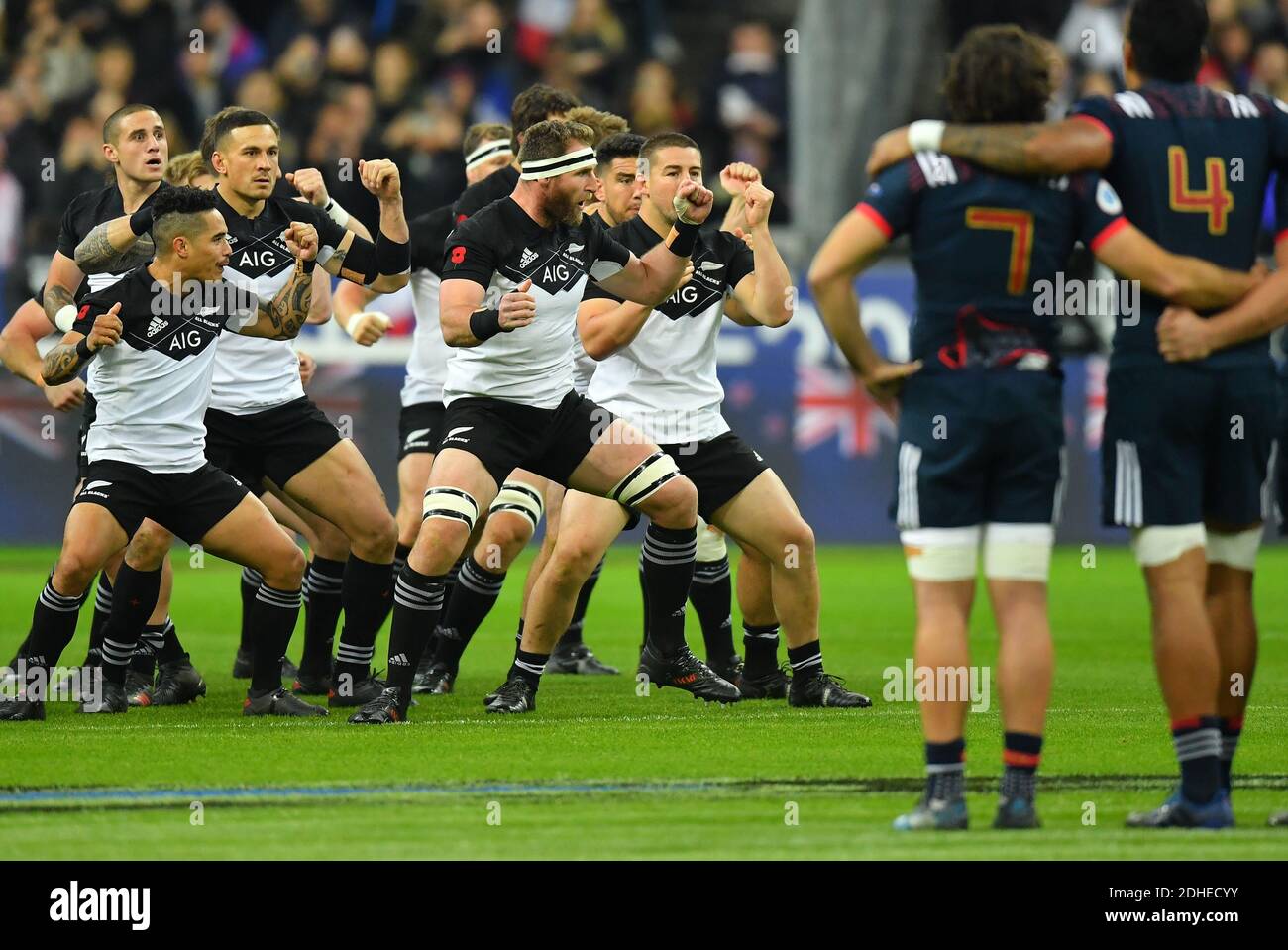 L'haka di New Zeland durante una partita internazionale di rugby allo stadio Stade de France di Saint Denis, fuori Parigi, Francia, sabato 11 novembre 2017Foto di ChristianLiegi/ABACAPRESS.COM Foto Stock