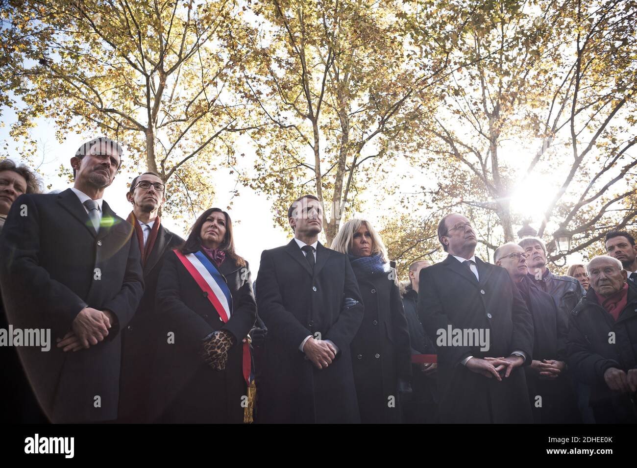 Il presidente francese Emmanuel Macron ha presieduto cerimonie di tributo alle vittime degli attentati di Parigi del 13 novembre 2015. Posò una corona di fiori davanti ad ogni luogo commemorativo, seguiti dai nomi delle vittime e da un minuto di silenzio. Qui, la settima e ultima sequenza, di fronte alla Mairie du 11eme arrondissement, con il sindaco di Parigi, Anne Hidalgo, Manuel Valls, Francois Hollande, Brigitte Macron. Parigi, Francia, 13 novembre 2017. Foto di Nicolas Messyaz/pool/ABACAPRESS.COM Foto Stock