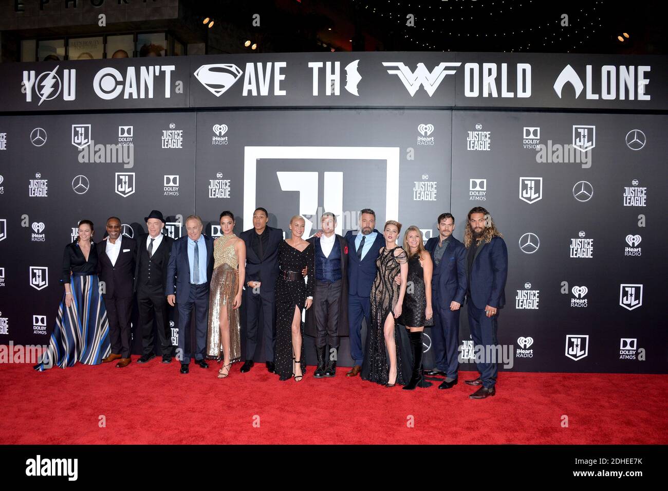 Diane Lane, Joe Morton, JK Simmons, produttore Chuck Roven, attori Gal Gadot, Ray Fisher, Connie Nielsen, Ezra Miller, ben Affleck, Amber Heard, produttore Deborah Snyder, attori Henry Cavill e Jason Momoa partecipano alla prima di Warner Bros. Pictures' "Justice League" al Dolby Theatre il 13 novembre 2017 a Los Angeles, CA, STATI UNITI. Foto di Lionel Hahn/ABACAPRESS.COM Foto Stock