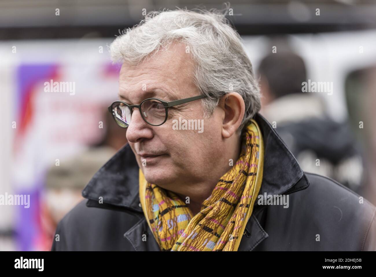 Pierre Laurent - tra 8000 e 40 000 persone, secondo la prefettura e il CGT, ha dimostrato di nuovo nelle strade di Parigi per protestare contro le riforme del mercato del lavoro promulgate da ordini del governo di Emmanuel Macron. Il corteo è andato nella calma della Place de la Republique a Place de la Nation. Parigi, Francia, 16 novembre 2017. Foto di Samuel Boivin / ABACAPRESS.COM Foto Stock