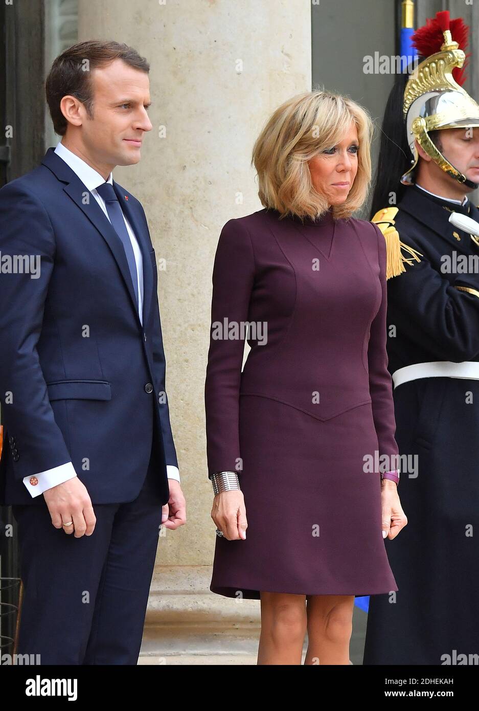 Il presidente francese Emmanuel Macron e sua moglie Brigitte Macron, il primo ministro libanese Saad Hariri, sua moglie Lara Bachir El-Alzm e il loro figlio Houssam al palazzo presidenziale Elysee il 18 novembre 2017 a Parigi, Francia. Hariri, che ha fatto un annuncio di rassegnazione di shock il 4 novembre e da allora si è sciolto le rivendicazioni che stava tenendo in Arabia Saudita contro la sua volontà, era anche dovuto pranzare con Macron. Foto di Christian Liegi/ABACAPRESS.COM Foto Stock