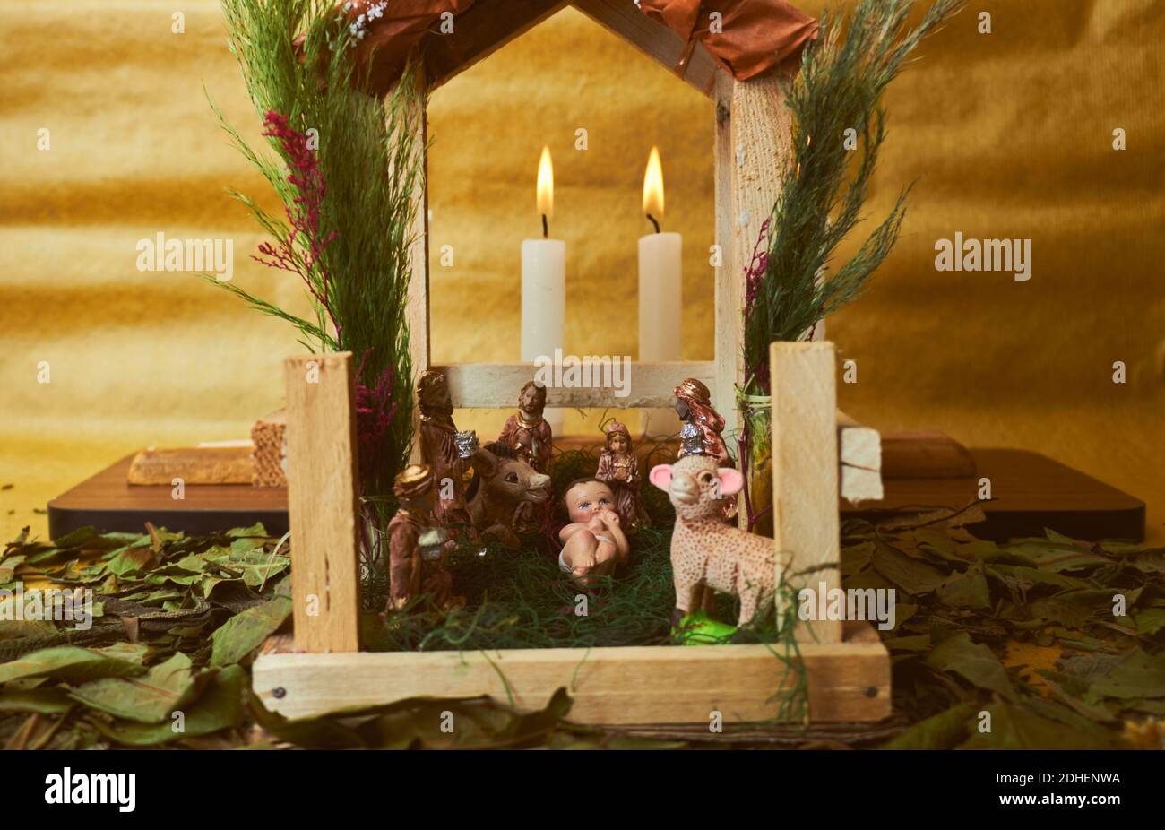 Un bel colpo di decorazioni natalizie con candele Foto Stock