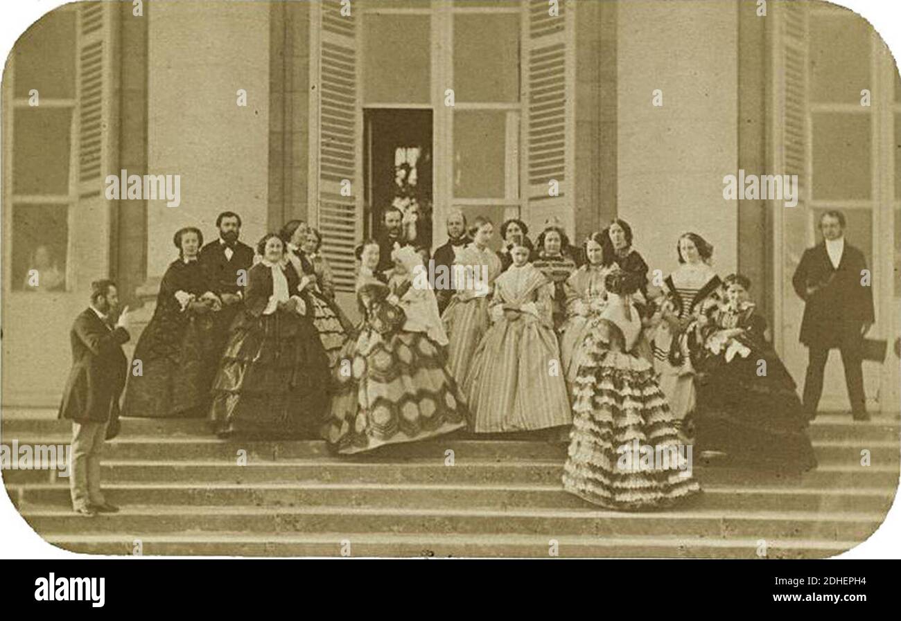 L'impératrice Eugénie et sa cour sur les Marches du palais de Compiègne - Aguado. Foto Stock