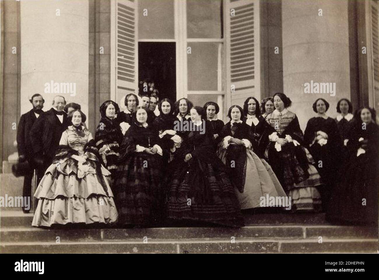 L'Impératrice Eugénie à Compiègne et les dames de la 3ème série de 1856 sur la terrasse du palais - Delessert. Foto Stock