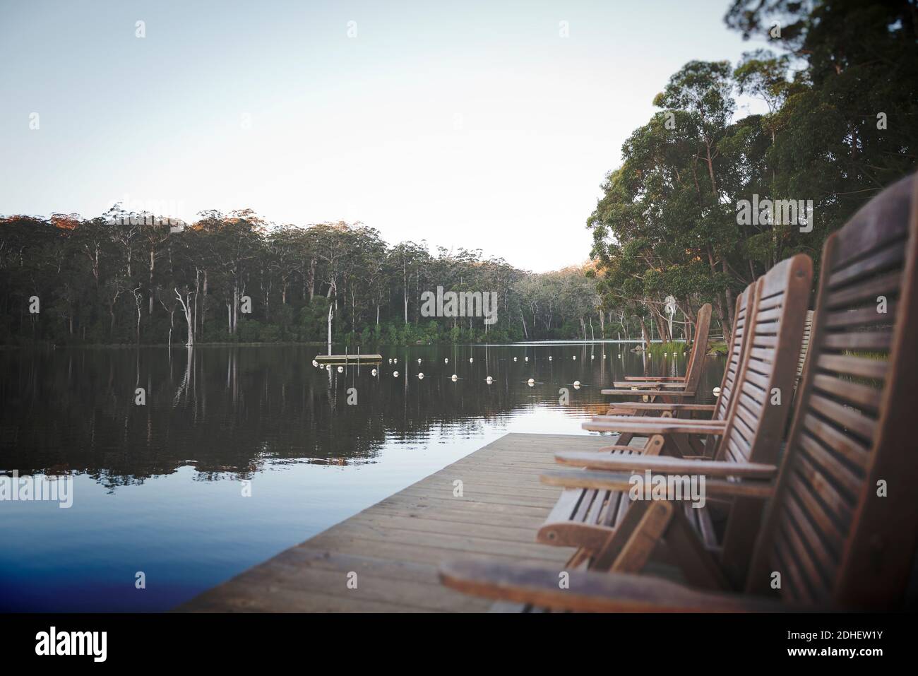 Sedia a sdraio vicino al lago calmo Foto Stock
