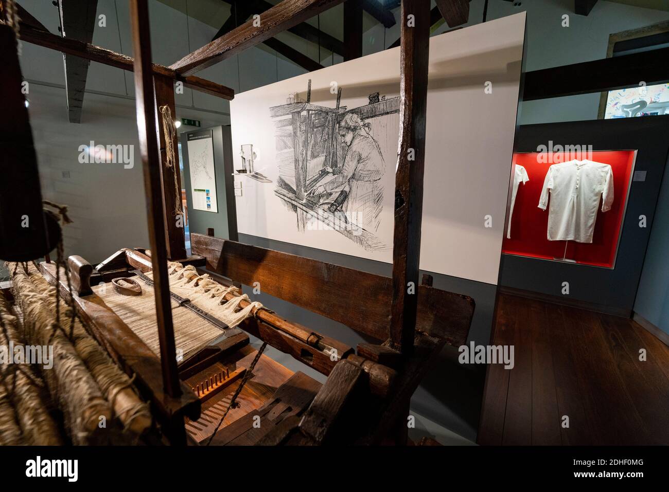 Antico telaio artigianale per la lavorazione del lino al Museu do Linho de Várzea de Calde museo del lino a Varzea de Calde, Portogallo Foto Stock