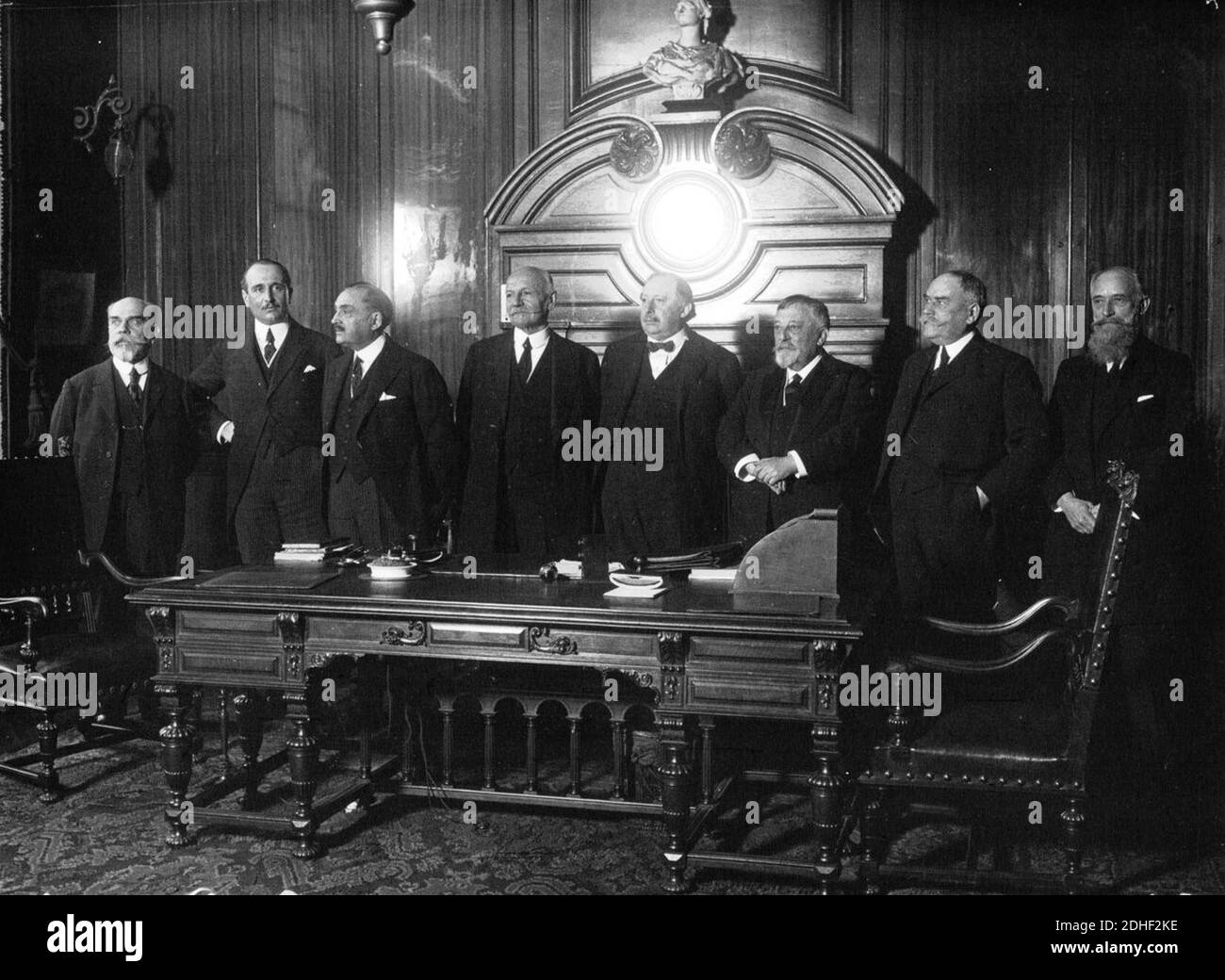 La Chambre de Commerce de Paris - de gauche à droite - M. Godet, M. Fighiera, M. Autrand, M. Pascalis (Président dortant), M. Dior, M. Roger (Nouveau Président), M. Proust et M. Legouez. Foto Stock
