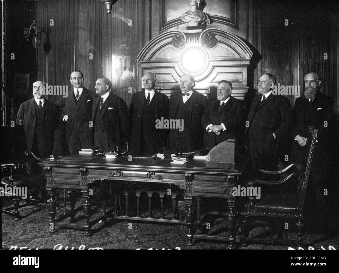 La Chambre de Commerce de Paris - de gauche à droite - M. Godet, M. Fighiera, M. Autrand, M. Pascalis (Président dortant), M. Dior, M. Roger (Nouveau Président), M. Proust et M. Legouez - (photographie de presse) - Agence Meurisse. Foto Stock