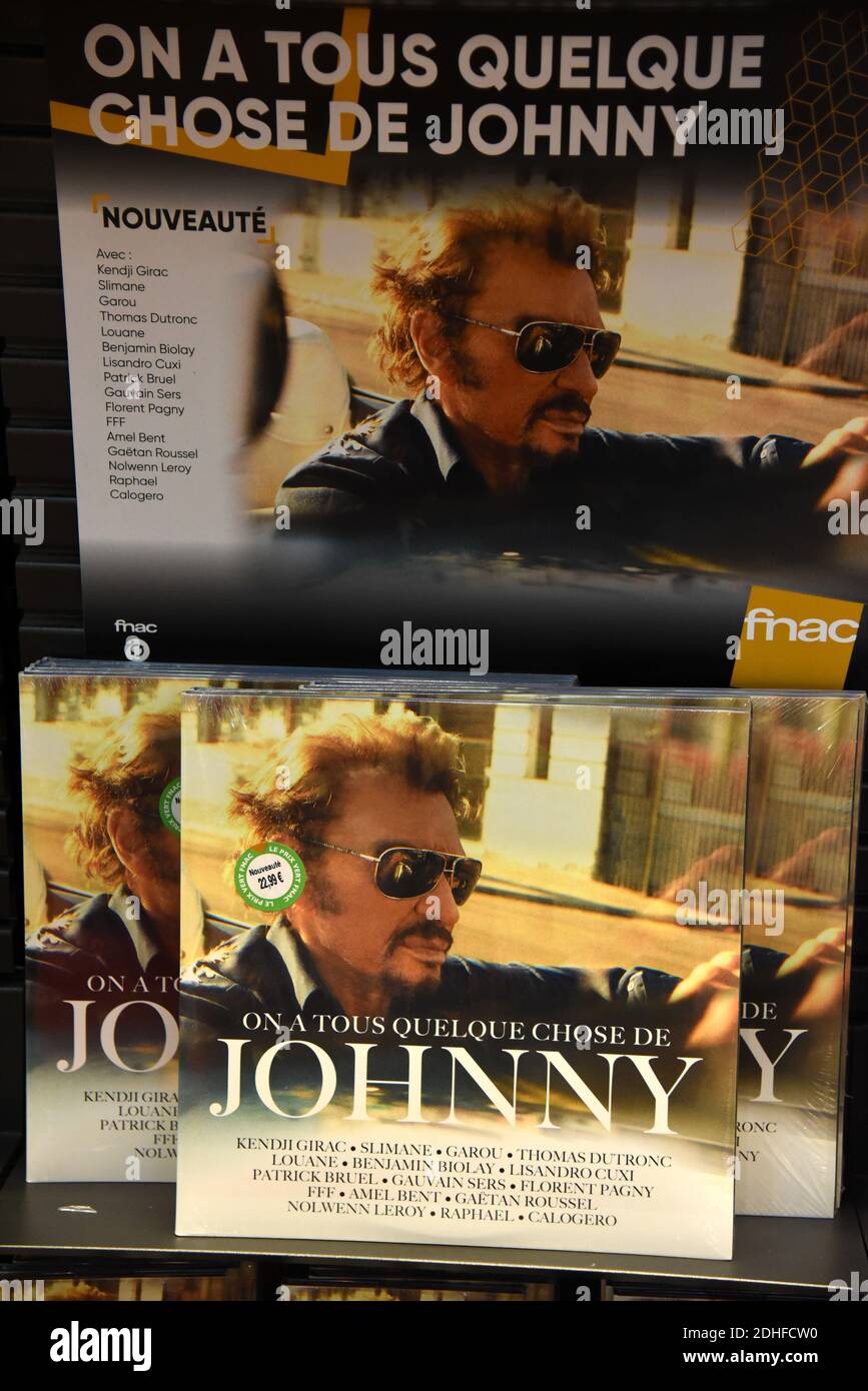 Gli album di Johnny Hallyday hanno colpito gli scaffali in un negozio di musica a Parigi, Francia, 7 dicembre 2017. Icona della musica Johnny Hallyday morì il 6 dicembre all'età di 74 anni dopo una battaglia contro il cancro ai polmoni, gettando il paese nel lutto per un tesoro nazionale la cui roccia morbida ha illuminato la vita di tre generazioni. Foto di Alain Apaydin/ABACAPRESS.COM Foto Stock