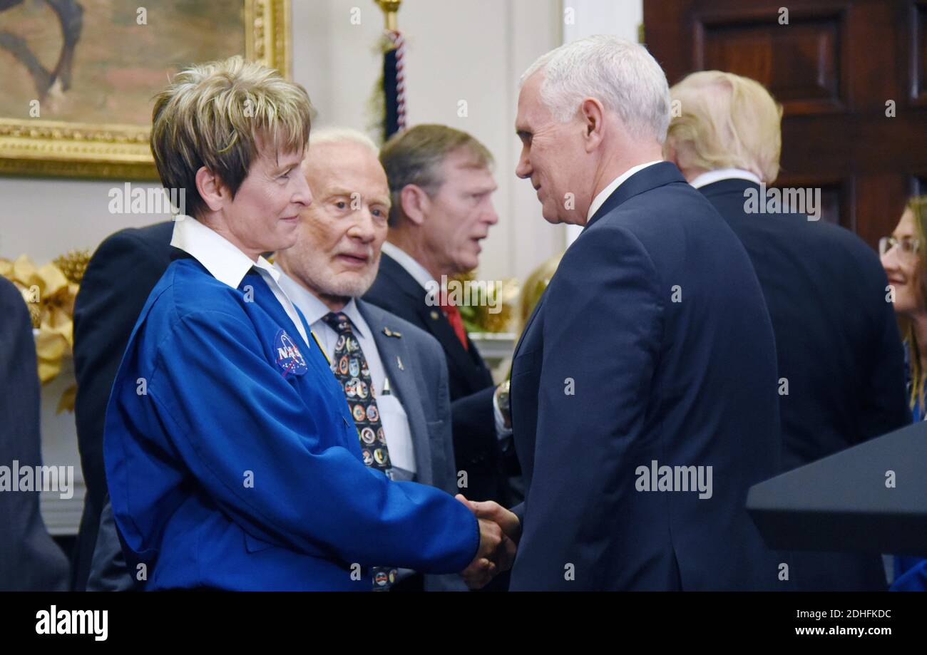 Il Vice Presidente degli Stati Uniti Mike Pence controlla le mani con l'astronauta della NASA Peggy Whitson (L) come ex astronauta Buzz Aldrin si occupa dopo una cerimonia di firma , reintegrando il Consiglio spaziale Nazionale e rimandando astronauti americani nello spazio profondo durante un evento nella stanza Roosevelt della Casa Bianca , 11 dicembre 2017 a Washington, DC. Foto di Olivier Douliery/Abaca Press Foto Stock