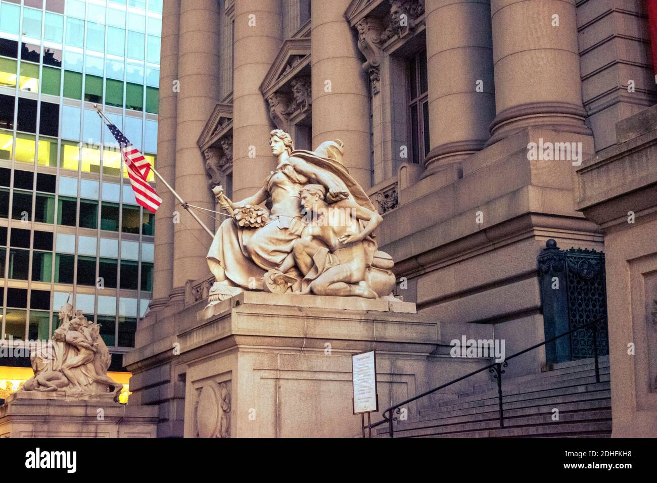 Statua di donna con bandiera americana in mano Foto Stock