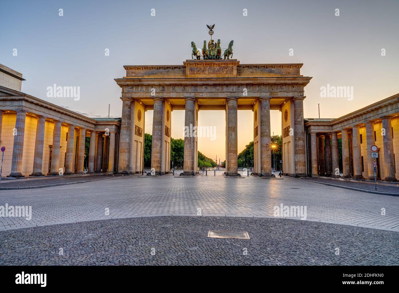 La porta di Brandeburgo illuminata a Berlino dopo il tramonto senza persone Foto Stock