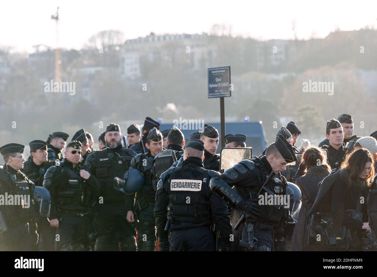 Gli attivisti del Vertice anti-piano 'One Planet Summit', si oppongono alla polizia al ponte di sevres che vuole impedire loro di schierare un banner a Parigi, in Francia, il 12 dicembre 2017. Foto di Samuel Boivin / ABACAPRESS.COM Foto Stock