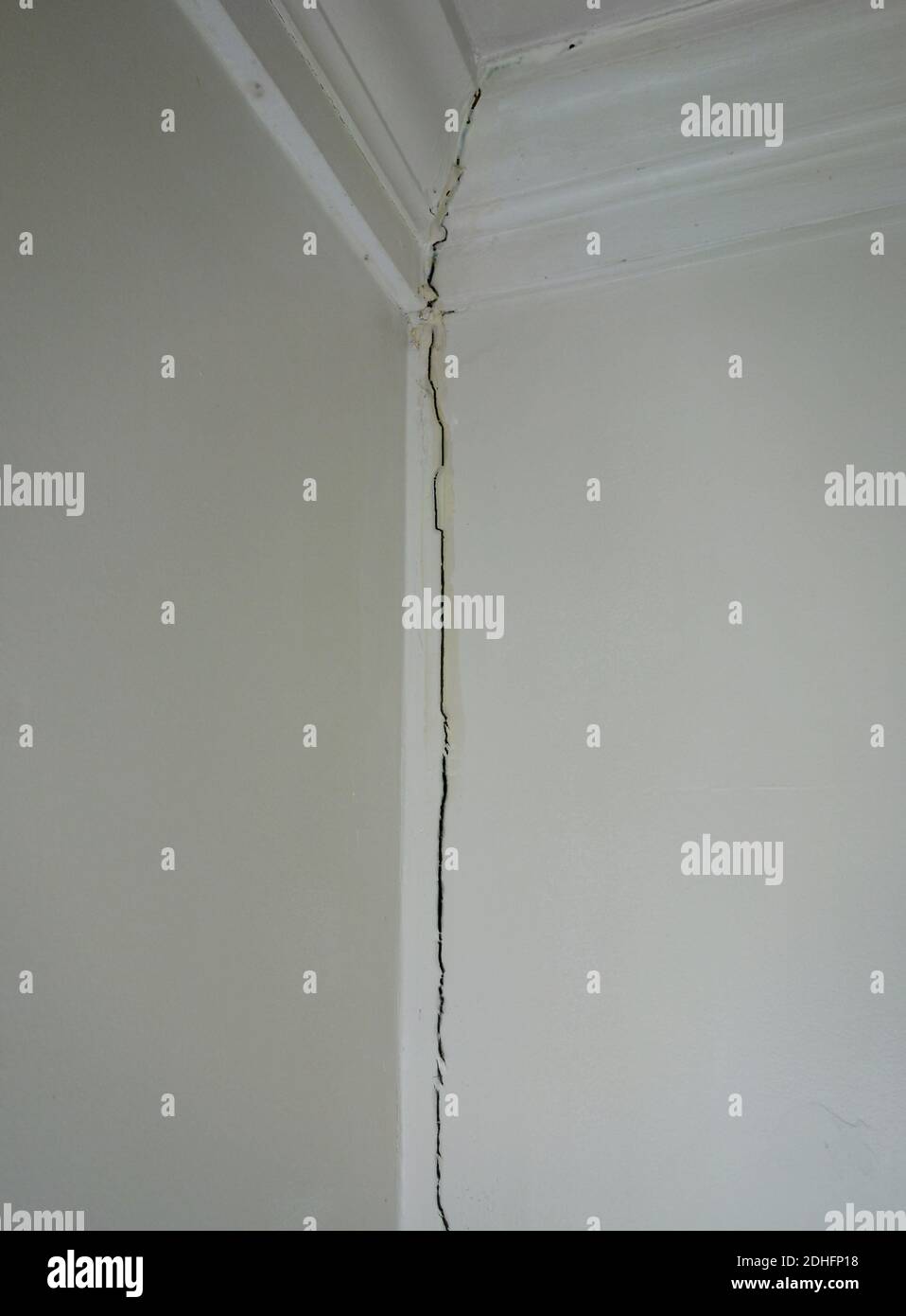 Crepa nel muro di una casa Foto Stock