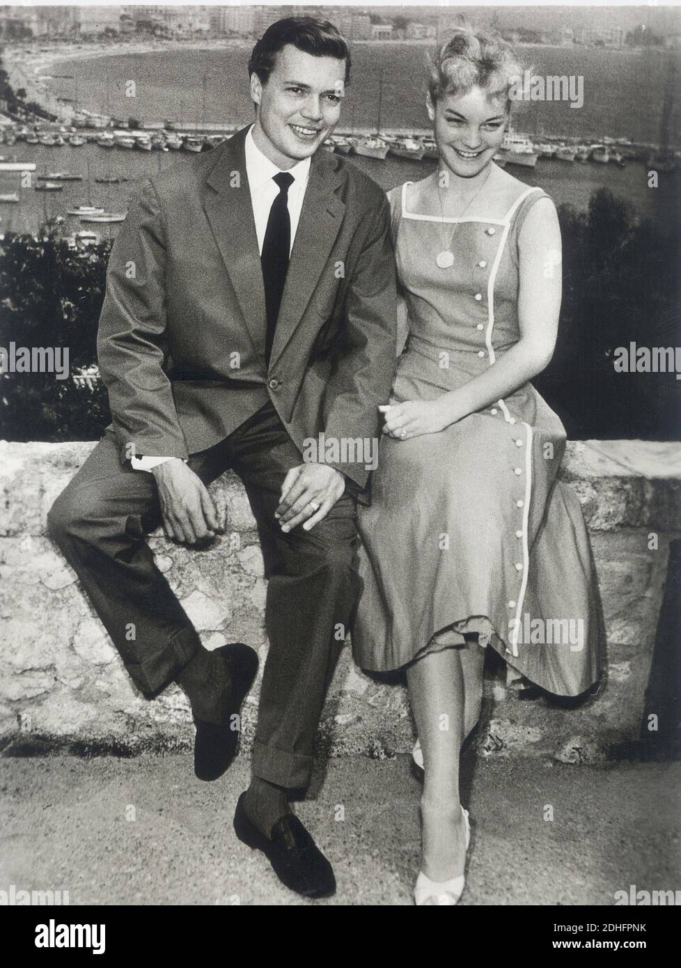 1955 , Cannes , FRANCIA : l'attrice del film ROMY SCHNEIDER ( 1938 - 1982 ) come la regina della fame e imperatrice SISSI Elisabeth Absburg d'Austria in ' Sissi ' di Ernst Marischka , con l'attore KARL HEINZ BOHM ( come il Kaiser Franz Josef nel film ) A Cannes per il Festival du Cinema - ATTRICE - FILM - CINEMA - ASBURGO - ABSBURGO - ritratto - ritratto - diamante - gioielli - gioielli - gioiello - gioielli - scollatura - scollatura - medaglie - collana - medaglia - sorriso - sorriso - cravatta - cravatta ---- Archivio GBB Foto Stock