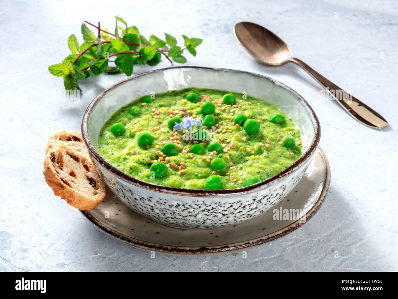Zuppa vegana con menta e piselli verdi, con pane tostato Foto Stock